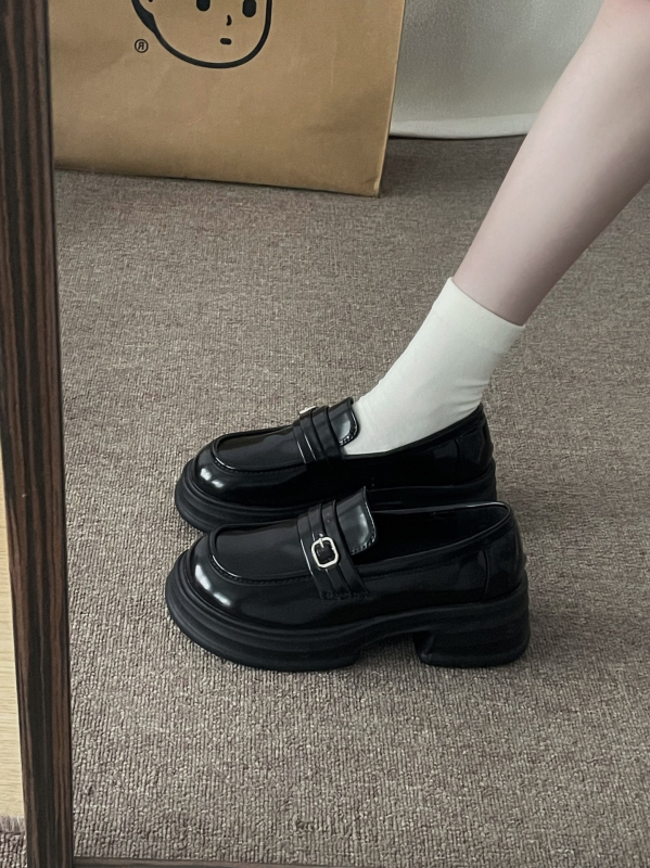 PU felsőrészű lapos cipő, PU belső, gumírozott talp, kerek orr, alacsony sarok 1–3 cm