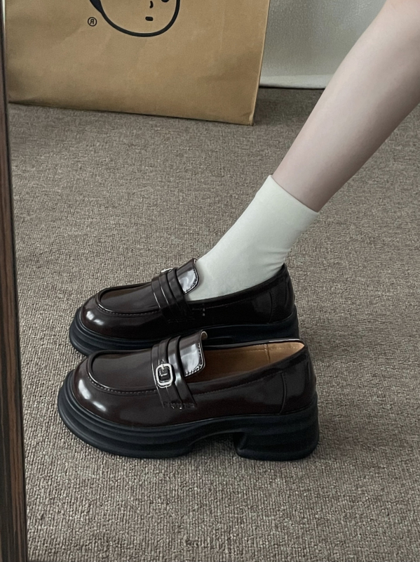 PU felsőrészű lapos cipő, PU belső, gumírozott talp, kerek orr, alacsony sarok 1–3 cm