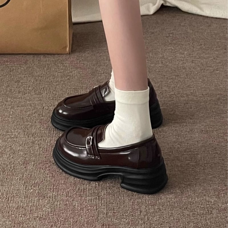 PU felsőrészű lapos cipő, PU belső, gumírozott talp, kerek orr, alacsony sarok 1–3 cm