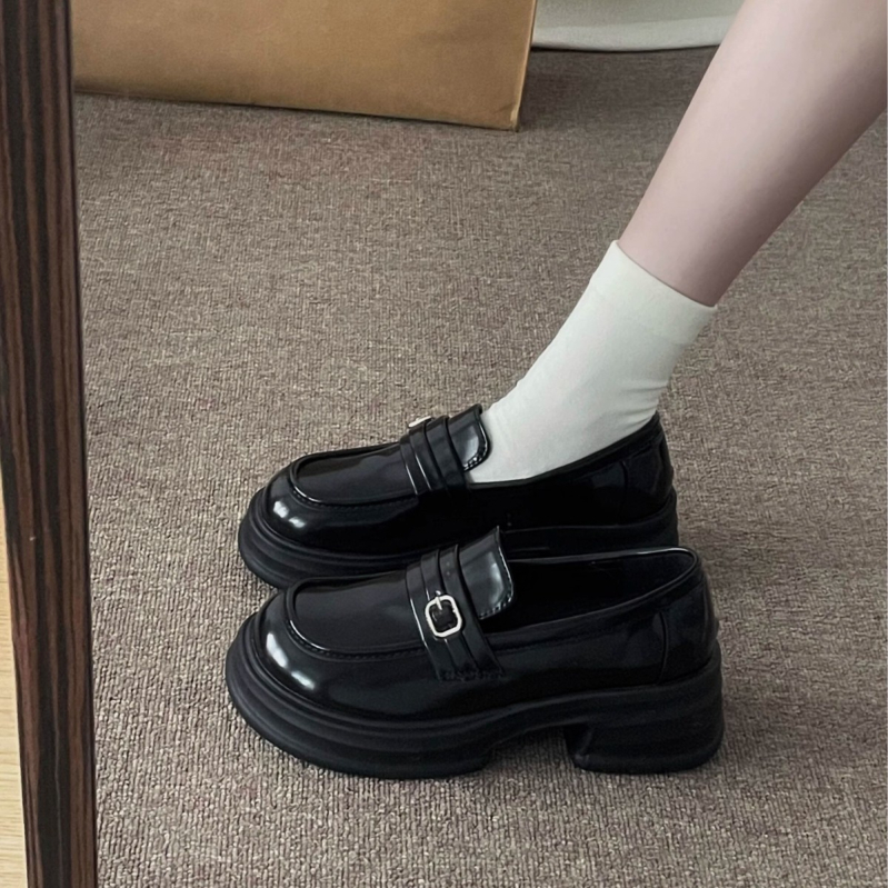 PU felsőrészű lapos cipő, PU belső, gumírozott talp, kerek orr, alacsony sarok 1–3 cm