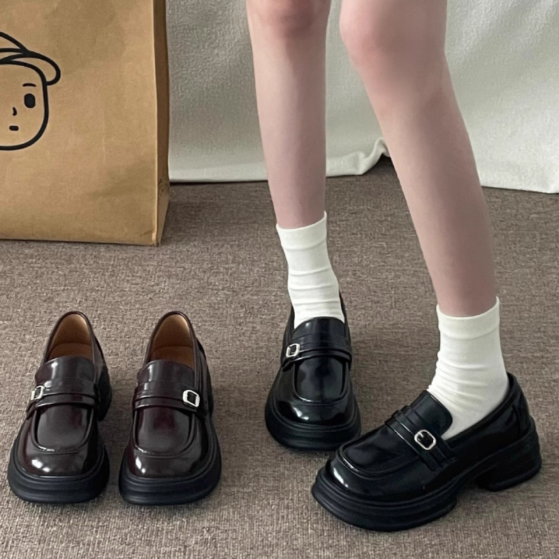 PU felsőrészű lapos cipő, PU belső, gumírozott talp, kerek orr, alacsony sarok 1–3 cm