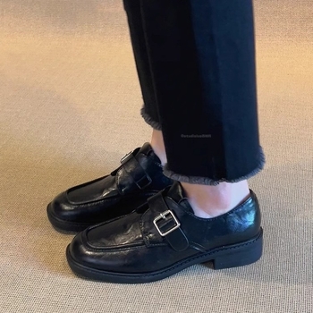 Női loaferek mikroszálas felsőréteggel, slip-on kivitel, alacsony, vastag sarok 1–3 cm, gumitalp