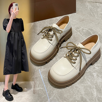 Kožni loafer s kvadratim vrhom, dvostruki sloj kože na gornjem dijelu, elastika za zatvaranje, srednja peta 3–5 cm