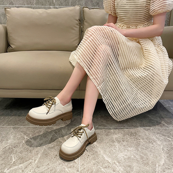 Kožni loafer s kvadratim vrhom, dvostruki sloj kože na gornjem dijelu, elastika za zatvaranje, srednja peta 3–5 cm