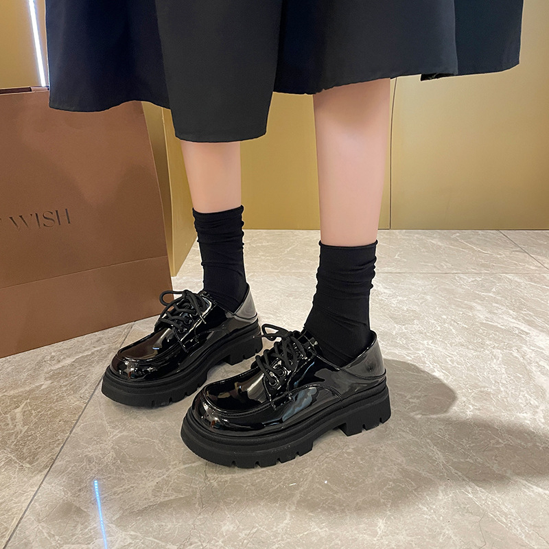 Kožni loafer s kvadratim vrhom, dvostruki sloj kože na gornjem dijelu, elastika za zatvaranje, srednja peta 3–5 cm