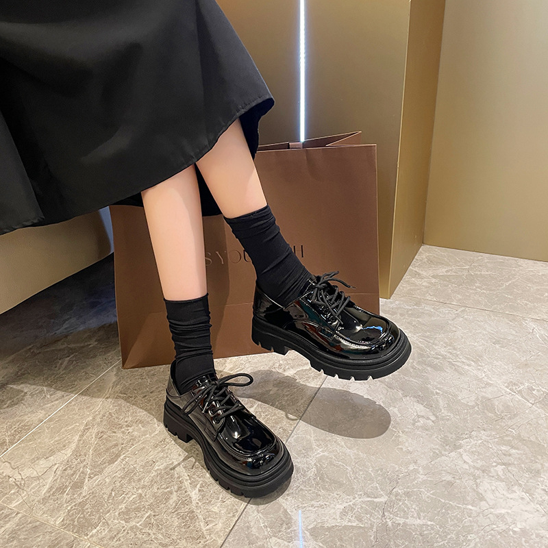 Kožni loafer s kvadratim vrhom, dvostruki sloj kože na gornjem dijelu, elastika za zatvaranje, srednja peta 3–5 cm