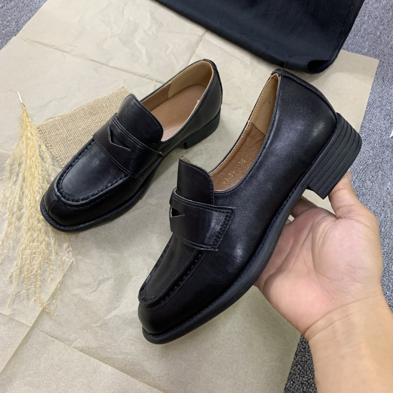 Mokasice s okruglim vrhom, gornji sloj od mikrovlakana, niski 1–3 cm peta, gumena potplata, engleski stil