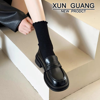 Női loaferek: kerek orrú, két rétegű borjúbőrből készült vamp, alacsony felsőrész, gumírozott talp, 3–5 cm sarok