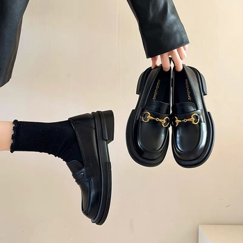 Női loaferek: kerek orrú, két rétegű borjúbőrből készült vamp, alacsony felsőrész, gumírozott talp, 3–5 cm sarok