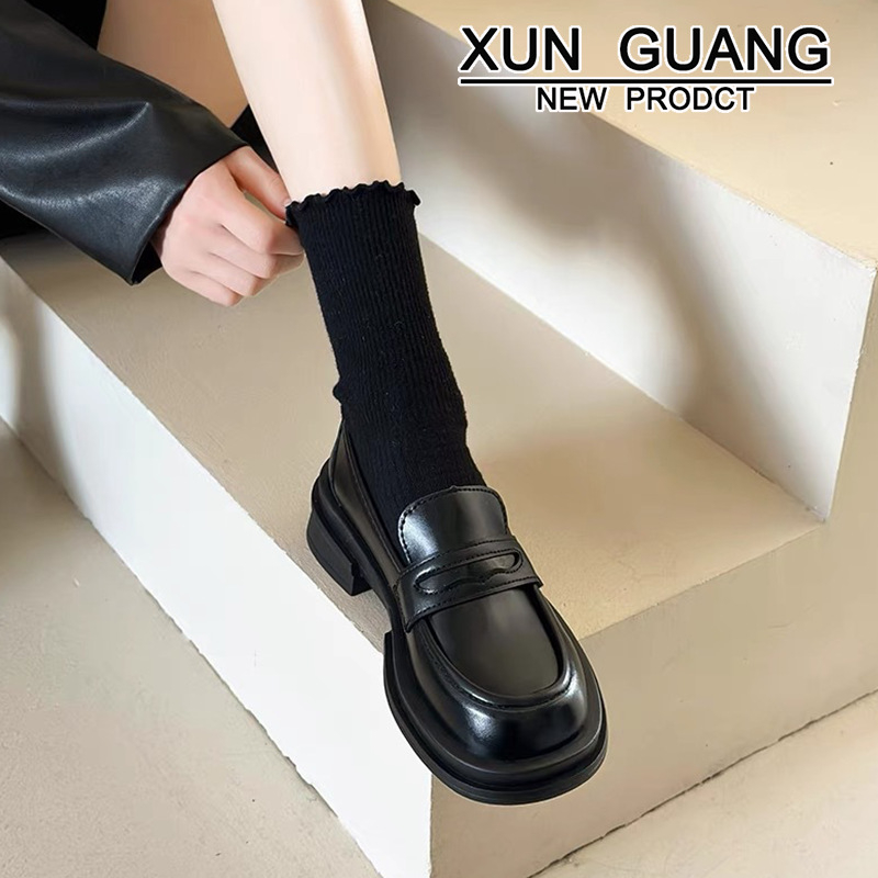 Női loaferek: kerek orrú, két rétegű borjúbőrből készült vamp, alacsony felsőrész, gumírozott talp, 3–5 cm sarok