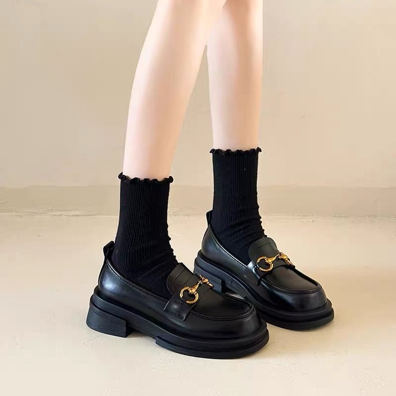 Női loaferek: kerek orrú, két rétegű borjúbőrből készült vamp, alacsony felsőrész, gumírozott talp, 3–5 cm sarok