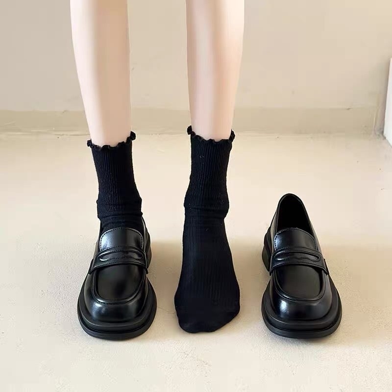 Női loaferek: kerek orrú, két rétegű borjúbőrből készült vamp, alacsony felsőrész, gumírozott talp, 3–5 cm sarok