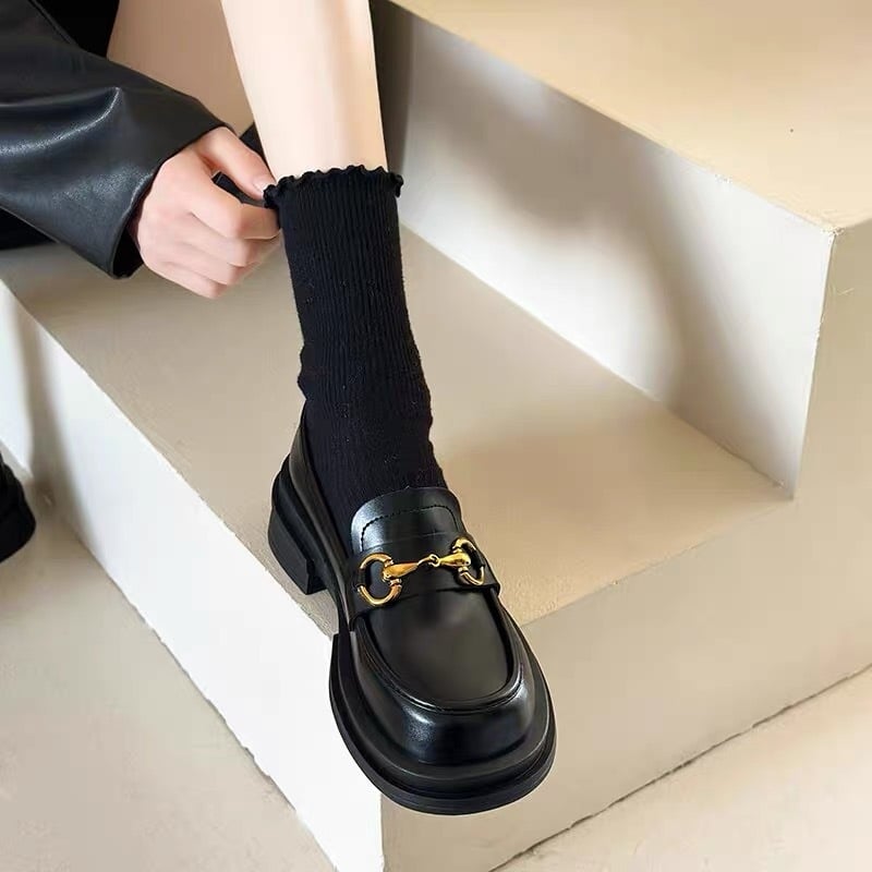 Női loaferek: kerek orrú, két rétegű borjúbőrből készült vamp, alacsony felsőrész, gumírozott talp, 3–5 cm sarok