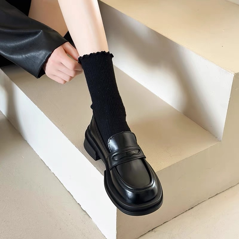 Női loaferek: kerek orrú, két rétegű borjúbőrből készült vamp, alacsony felsőrész, gumírozott talp, 3–5 cm sarok