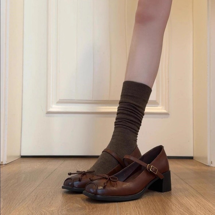 Mary Jane női cipő négyzetes orrú, tehénbőr felsőrész, vastag sarok, vintage stílus, közepes magasságú sarok 3–6 cm