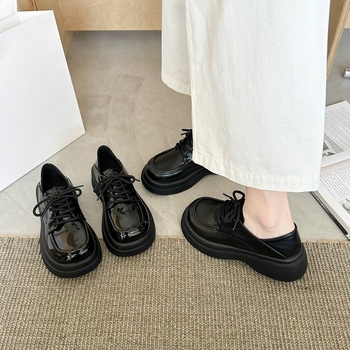 Platformos női loaferok mikroszálas felsőrésszel, kerek orr, fűzős, vastag talp, ősz 2024