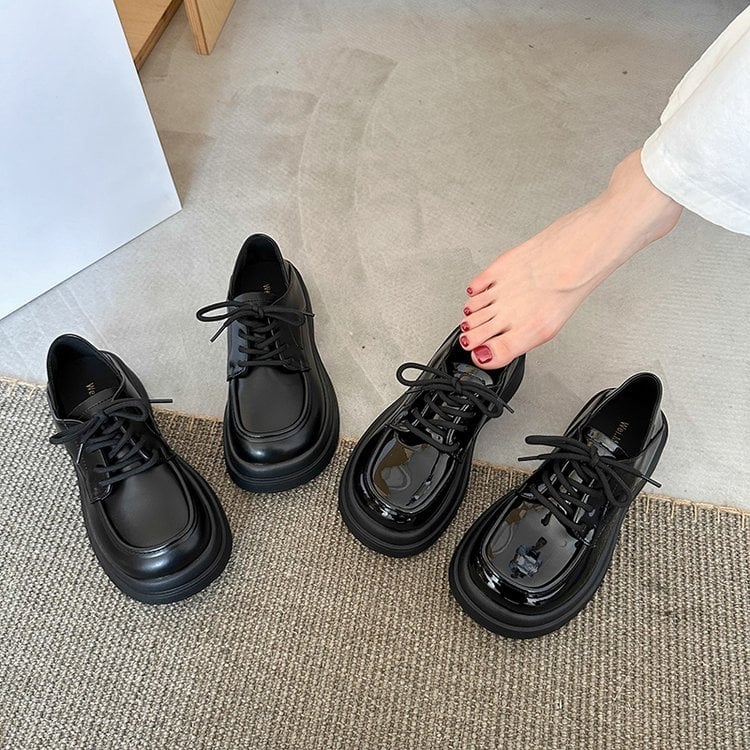 Platformos női loaferok mikroszálas felsőrésszel, kerek orr, fűzős, vastag talp, ősz 2024