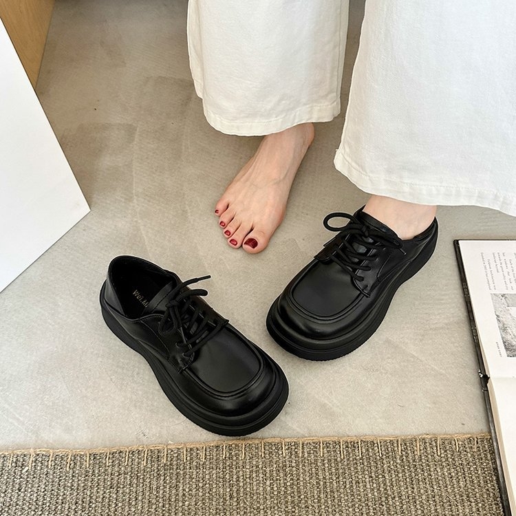 Platformos női loaferok mikroszálas felsőrésszel, kerek orr, fűzős, vastag talp, ősz 2024