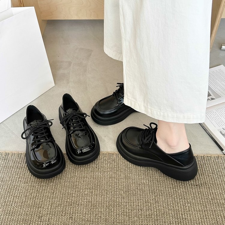 Platformos női loaferok mikroszálas felsőrésszel, kerek orr, fűzős, vastag talp, ősz 2024