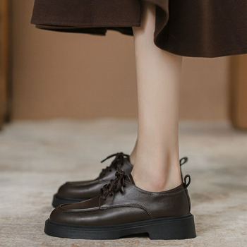 Női bőr loaferek brit stílusban, kerek orrú, felsőrész két réteg marhabőrből, középmagas sarka 3-5 cm, gumitalp, belső rész műbőr