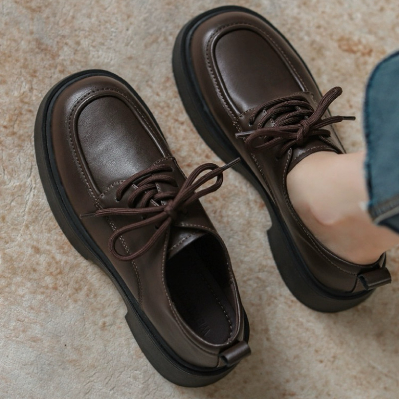 Női bőr loaferek brit stílusban, kerek orrú, felsőrész két réteg marhabőrből, középmagas sarka 3-5 cm, gumitalp, belső rész műbőr