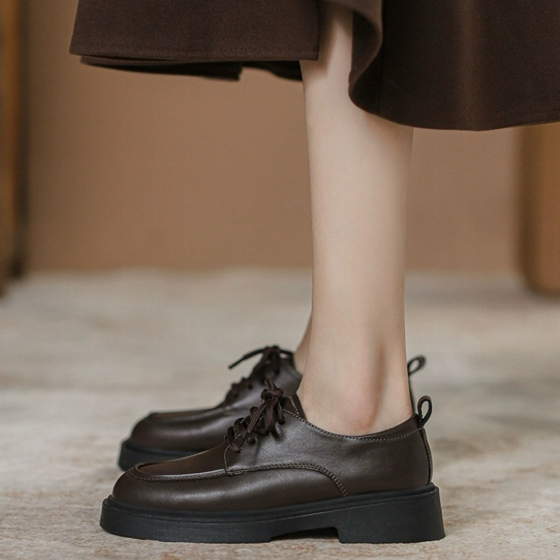 Női bőr loaferek brit stílusban, kerek orrú, felsőrész két réteg marhabőrből, középmagas sarka 3-5 cm, gumitalp, belső rész műbőr