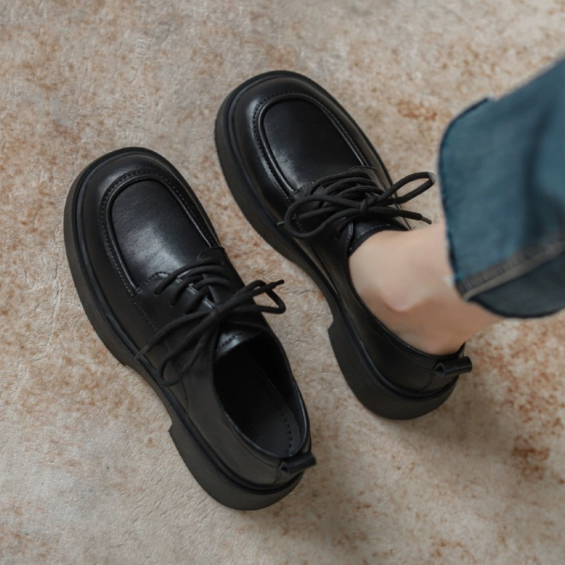 Női bőr loaferek brit stílusban, kerek orrú, felsőrész két réteg marhabőrből, középmagas sarka 3-5 cm, gumitalp, belső rész műbőr