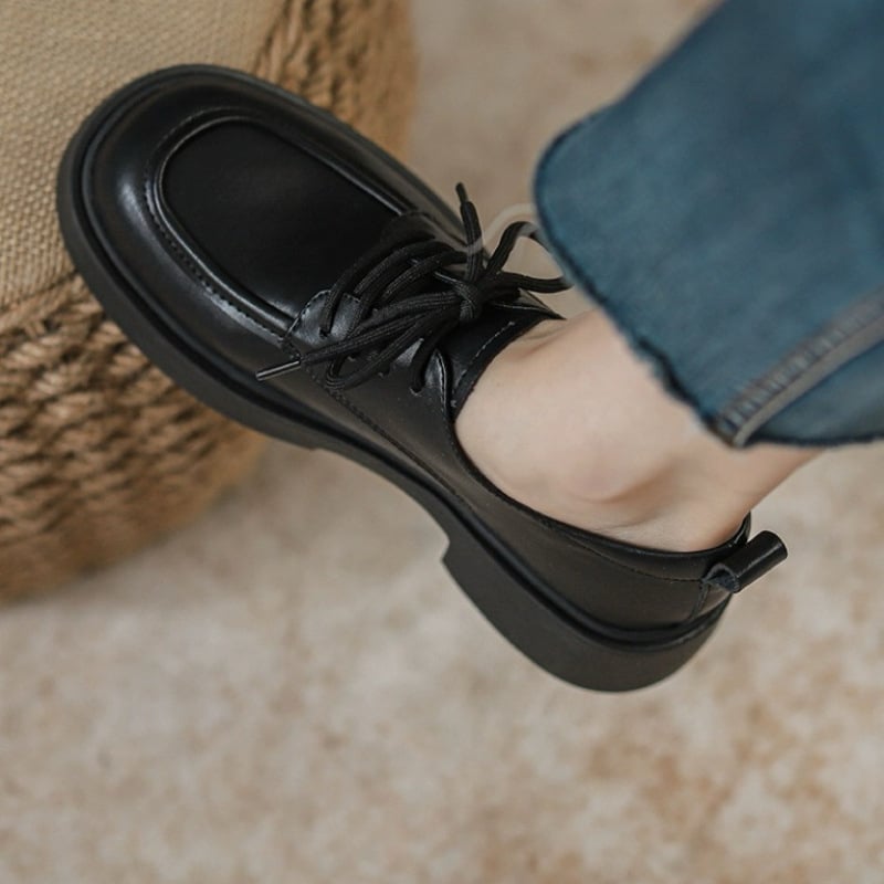 Női bőr loaferek brit stílusban, kerek orrú, felsőrész két réteg marhabőrből, középmagas sarka 3-5 cm, gumitalp, belső rész műbőr