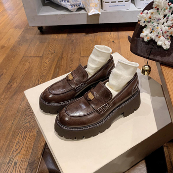 Női bőrből készült loaferek – kerek orr, marhabőrből készült felsőrész, belső báránybőr bélés, gumitalp, vastag talp