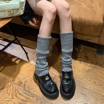 Női bőrből készült loaferek – kerek orr, marhabőrből készült felsőrész, belső báránybőr bélés, gumitalp, vastag talp