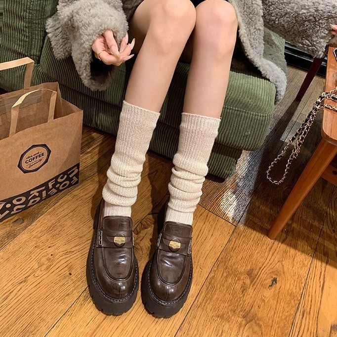 Női bőrből készült loaferek – kerek orr, marhabőrből készült felsőrész, belső báránybőr bélés, gumitalp, vastag talp