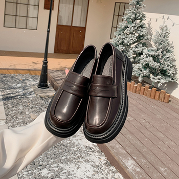 Női bőr loaferek: kerek orrú, alacsony felső rész, két rétegű tehénbőr vamp, gumitalp, vastag sarok 3–5 cm