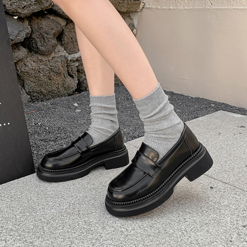 Női bőr loaferek: kerek orrú, alacsony felső rész, két rétegű tehénbőr vamp, gumitalp, vastag sarok 3–5 cm