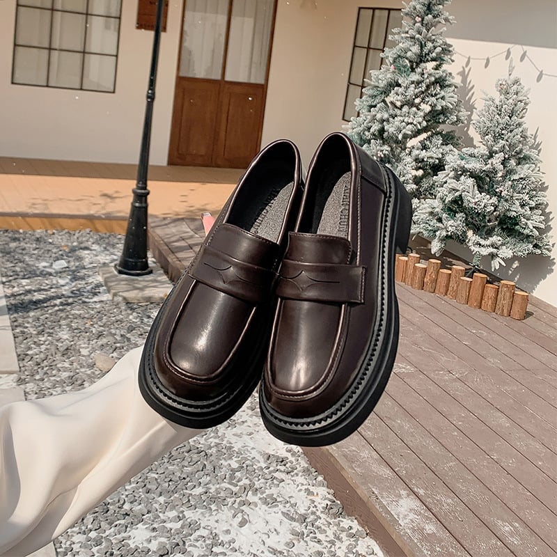 Női bőr loaferek: kerek orrú, alacsony felső rész, két rétegű tehénbőr vamp, gumitalp, vastag sarok 3–5 cm