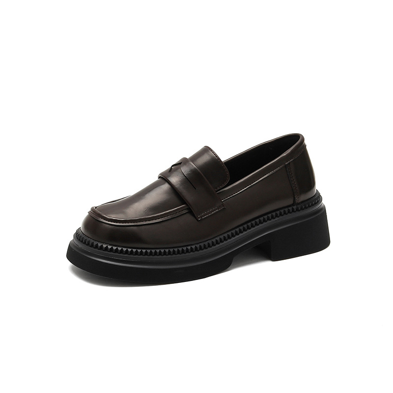 Női bőr loaferek: kerek orrú, alacsony felső rész, két rétegű tehénbőr vamp, gumitalp, vastag sarok 3–5 cm