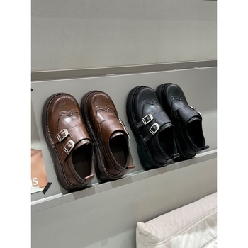 Kožni loaferi s kopčom i brogue detaljem, okrugli vrh, gornji dio od teleće kože, debeli pet, gumeni potplat