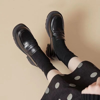 Ženske loaferice s okruglim vrhom, PU gornja, prugasti uzorak, široka peta 6–8 cm (okrugli vrh; PU gornja; prugasti uzorak; široka peta 6–8 cm)