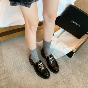 Mokaszín cipő dupla-C fém csattal, kerek orrú, vastag talpú, masszív sarok