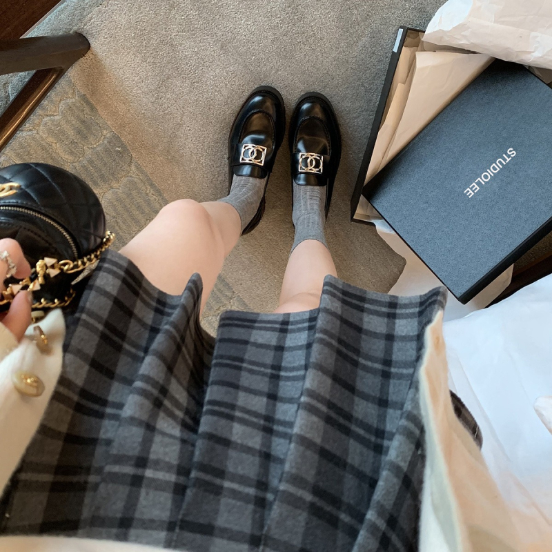 Mokaszín cipő dupla-C fém csattal, kerek orrú, vastag talpú, masszív sarok