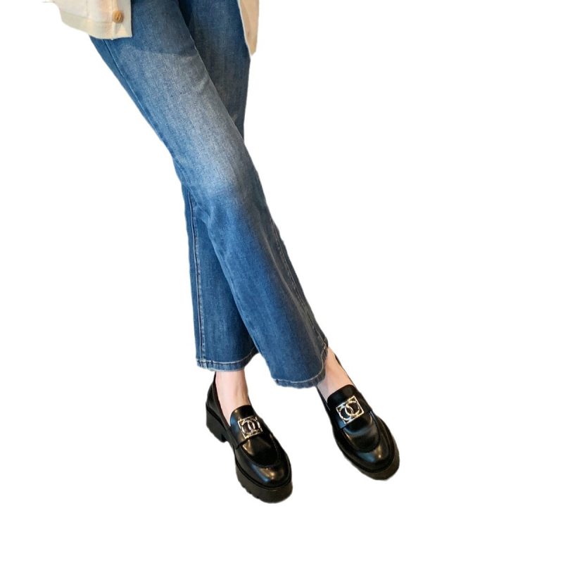 Mokaszín cipő dupla-C fém csattal, kerek orrú, vastag talpú, masszív sarok