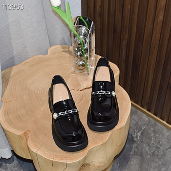 Ženski loaferi s perlama i platformom, slip-on, kožna obuća, okrugli vrh, niski gornji dio, gumena potplat
