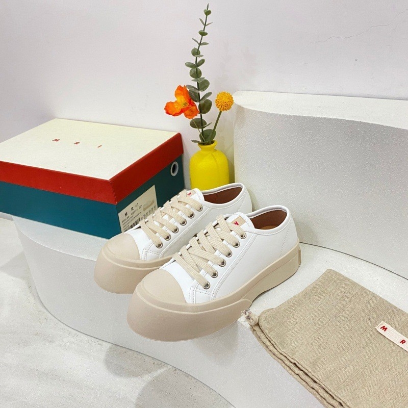 Mary Jane női cipő kerek orrú, 3–5 cm vastag talp, Velcro-zárás, felsőrész marhabőrből, belső juhbőrből