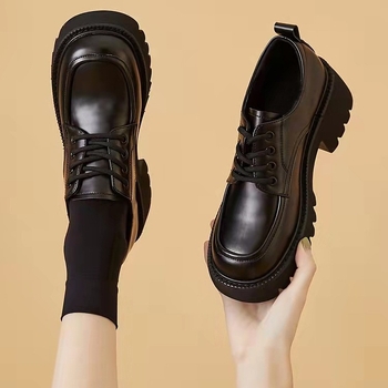 Loferice od prave kože, kvadratnog vrha, debeli 6–8 cm potpetica, gumeni đon, korejski stil