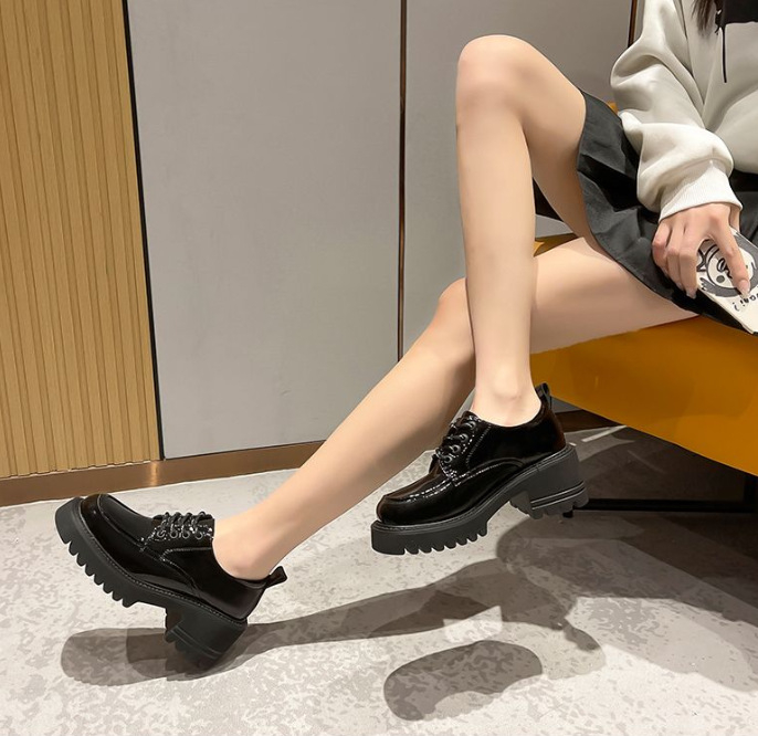 Loferice od prave kože, kvadratnog vrha, debeli 6–8 cm potpetica, gumeni đon, korejski stil