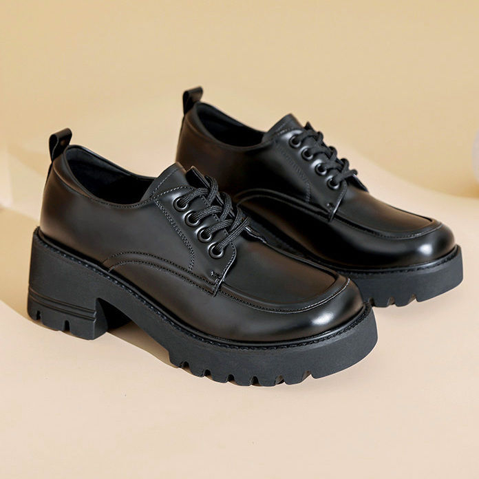 Loferice od prave kože, kvadratnog vrha, debeli 6–8 cm potpetica, gumeni đon, korejski stil