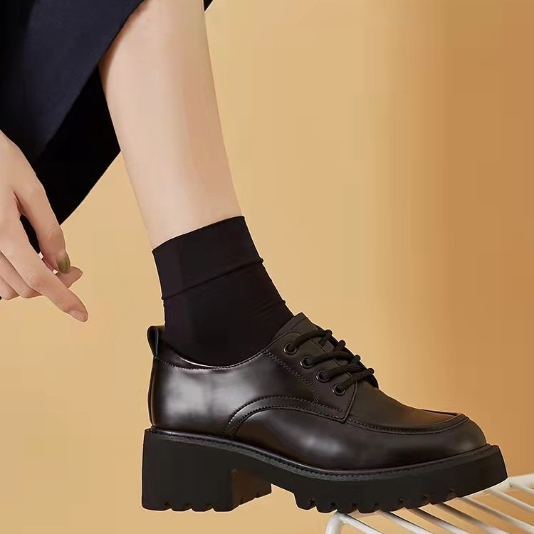 Loferice od prave kože, kvadratnog vrha, debeli 6–8 cm potpetica, gumeni đon, korejski stil