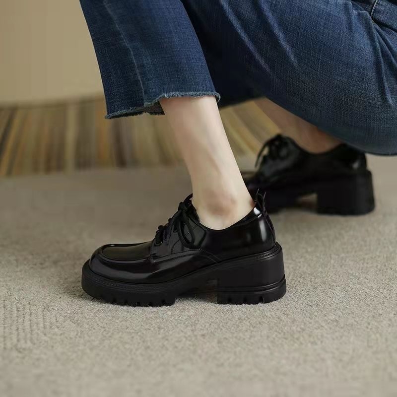 Loferice od prave kože, kvadratnog vrha, debeli 6–8 cm potpetica, gumeni đon, korejski stil
