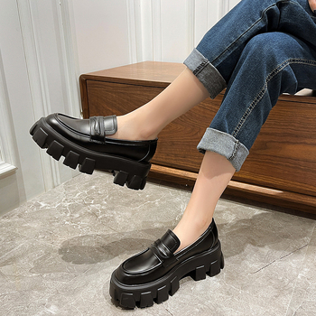 Loafers s okruglim nosom, gornji dio od mikrovlakna, rimski stil, visina pete 6–8 cm.