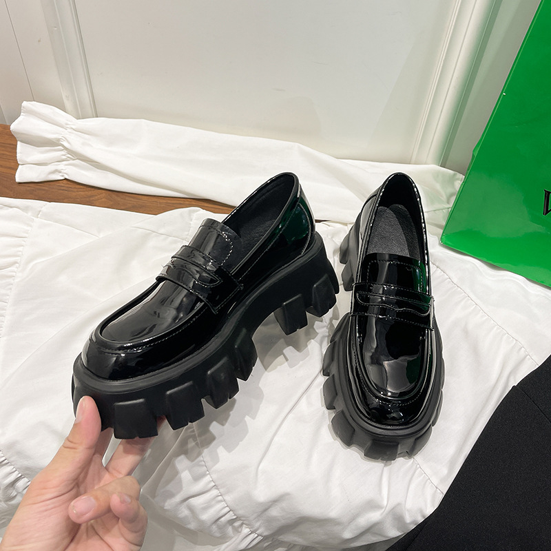 Loafers s okruglim nosom, gornji dio od mikrovlakna, rimski stil, visina pete 6–8 cm.