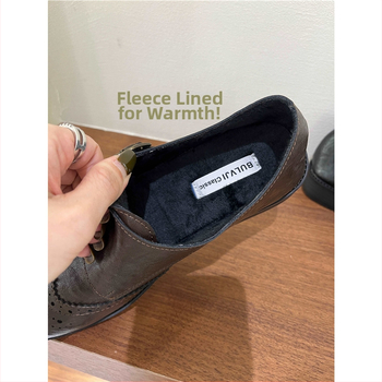 Bulvji loafers s retro vygravovanou opaskovou sponou, štvorcový nos, nízky podpätok, vrchný materiál z umelého plyšu, gumová podrážka